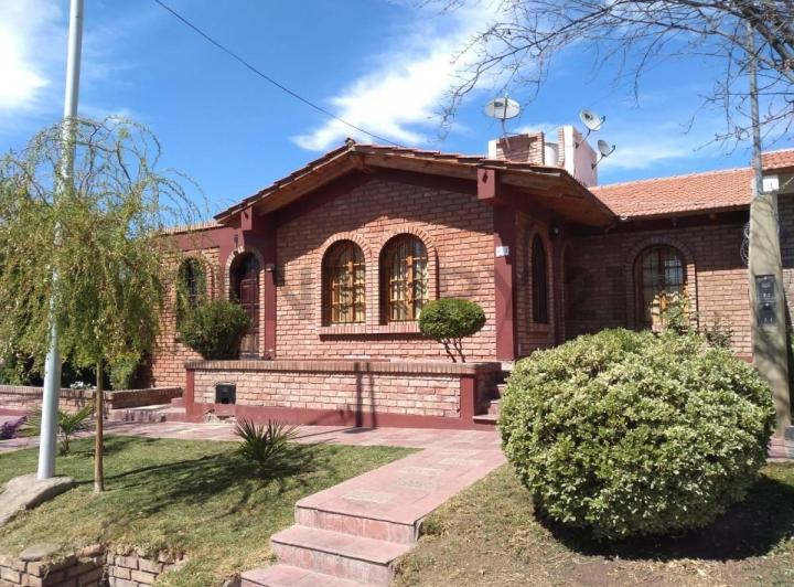 Casa · 261m² · 10 Ambientes · 1 Cochera