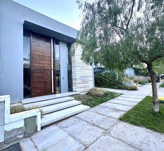 Casa · 260m² · 5 Ambientes · 1 Cochera