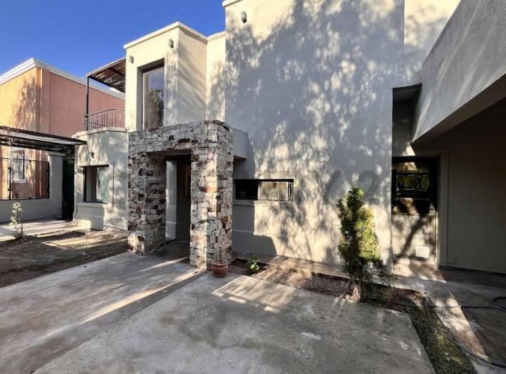 Casa · 200m² · 6 Ambientes · 3 Cocheras