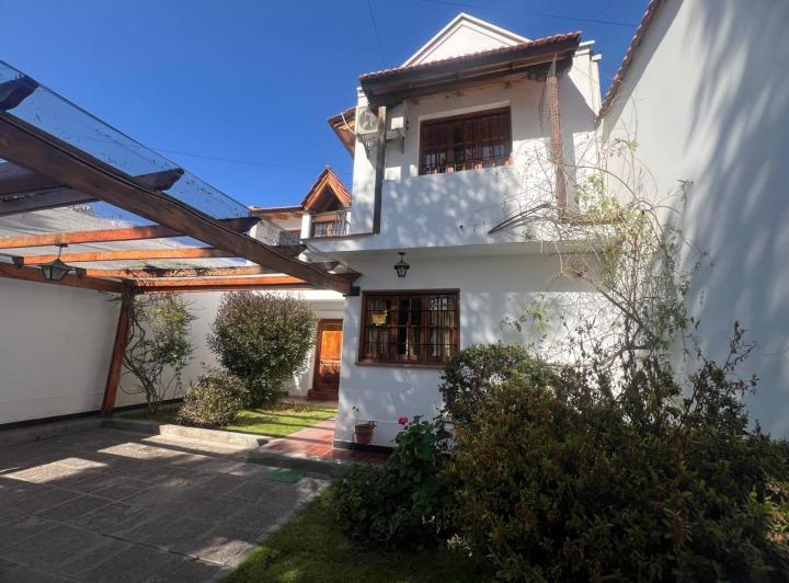 Casa · 192m² · 6 Ambientes · 2 Cocheras