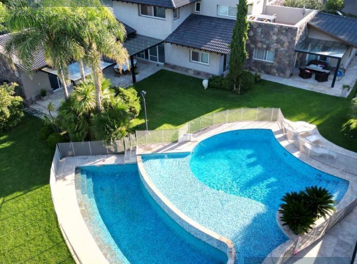 Casa · 1000m² · 5 Dormitorios · 5 Cocheras