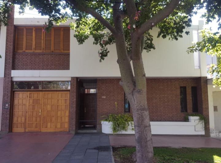 Casa · 217m² · 7 Ambientes · 1 Cochera