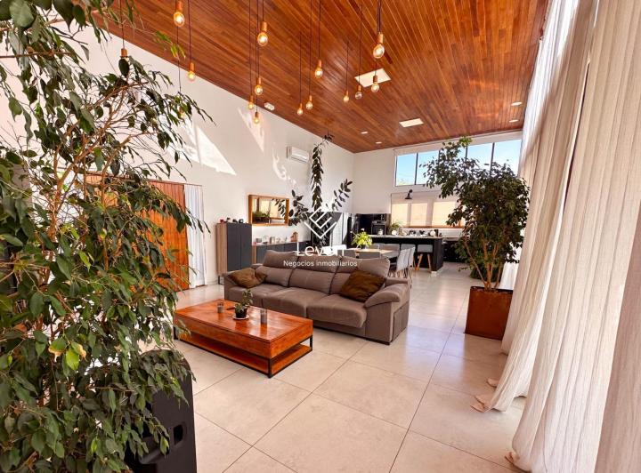 Casa · 268m² · 5 Ambientes · 2 Cocheras