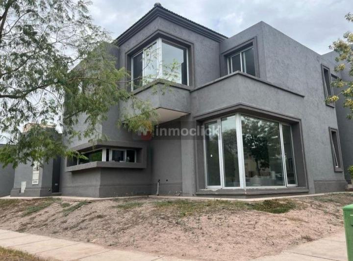 Casa · 362m² · 6 Ambientes · 2 Cocheras
