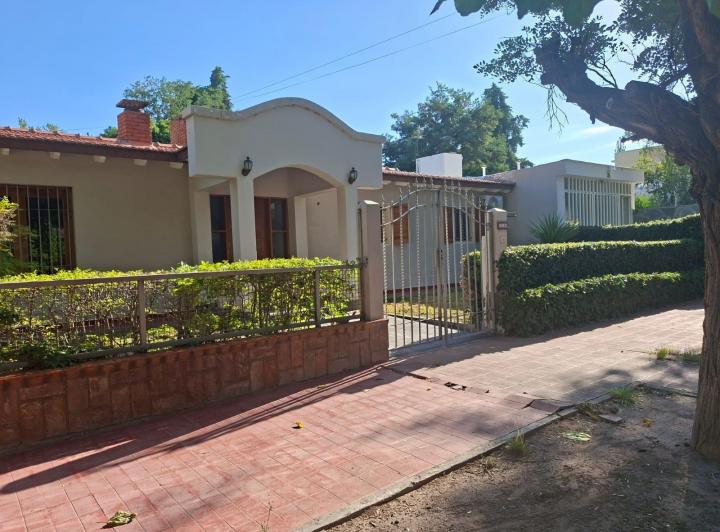 Casa · 246m² · 6 Ambientes · 2 Cocheras