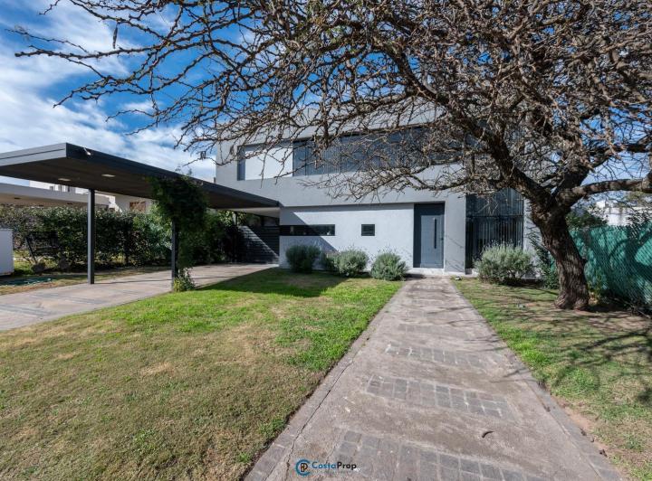 Casa · 240m² · 4 Ambientes · 4 Cocheras