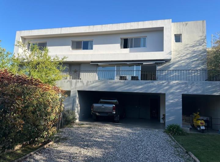 Casa · 400m² · 6 Ambientes · 3 Cocheras