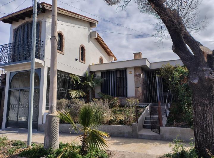 Casa · 190m² · 8 Ambientes · 1 Cochera