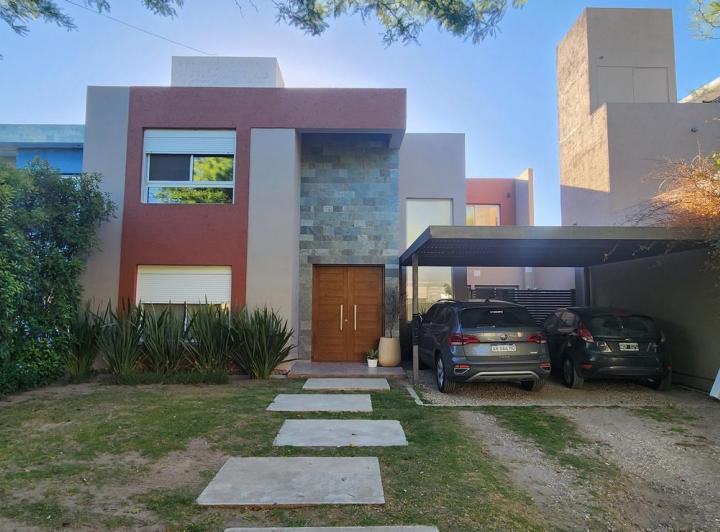 Casa · 700m² · 8 Ambientes · 2 Cocheras