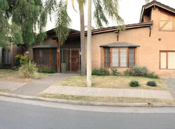 Casa · 366m² · 4 Dormitorios · 4 Cocheras
