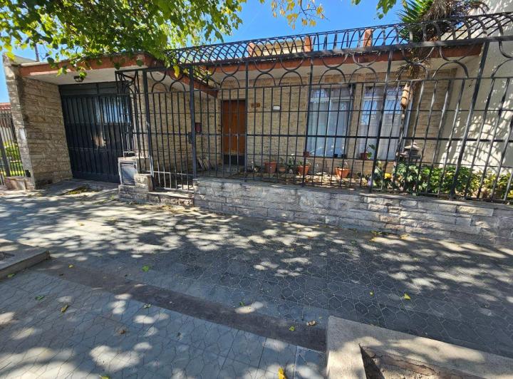 Casa · 215m² · 6 Ambientes · 1 Cochera
