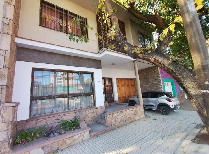 Casa · 275m² · 9 Ambientes · 1 Cochera