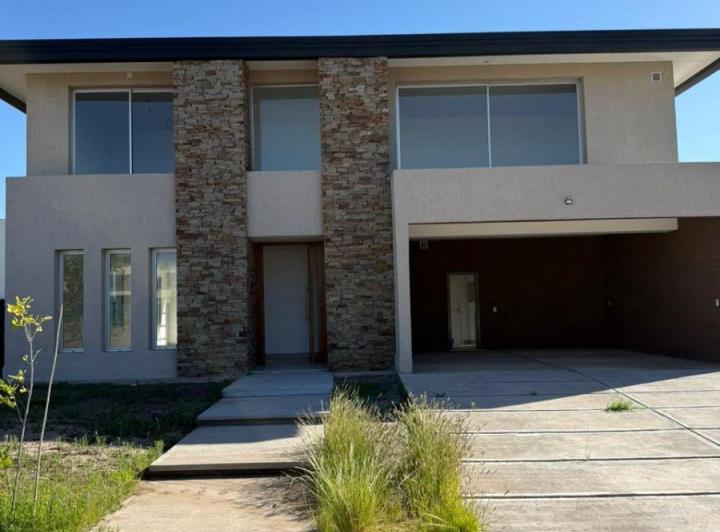 Casa · 340m² · 14 Ambientes · 2 Cocheras