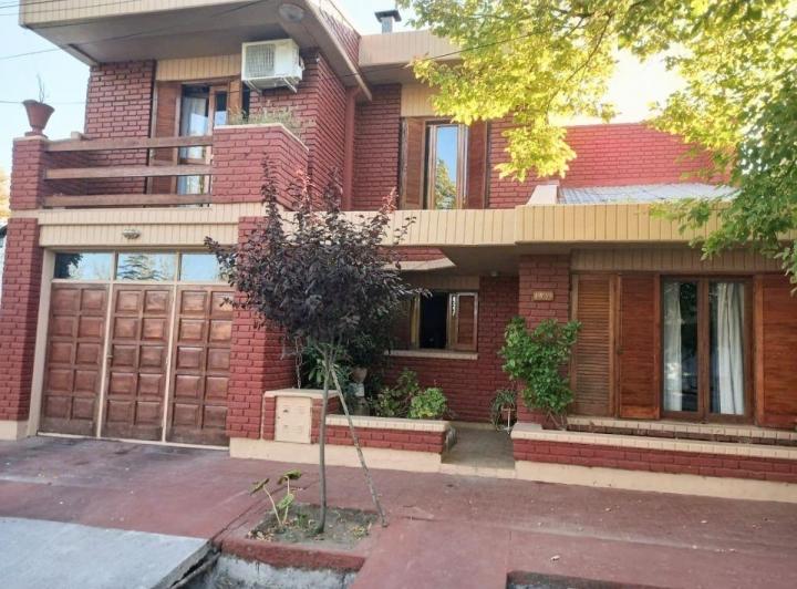 Casa · 270m² · 9 Ambientes · 2 Cocheras