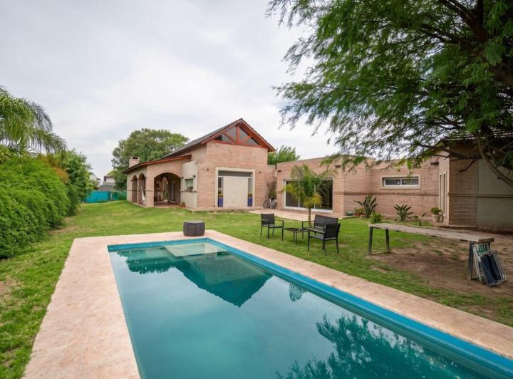 Casa · 420m² · 10 Ambientes · 1 Cochera