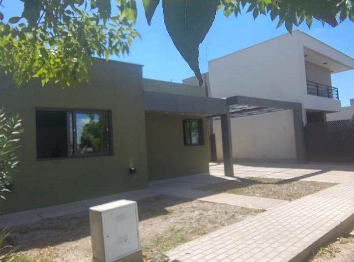 Casa · 430m² · 8 Ambientes · 2 Cocheras