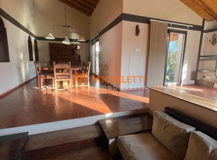 Casa · 300m² · 5 Ambientes · 10 Cocheras