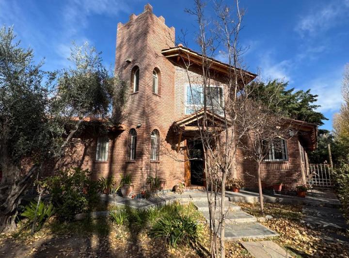 Casa · 223m² · 6 Ambientes · 1 Cochera