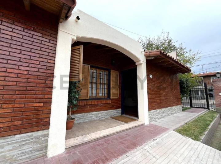 Casa · 178m² · 5 Ambientes · 2 Cocheras