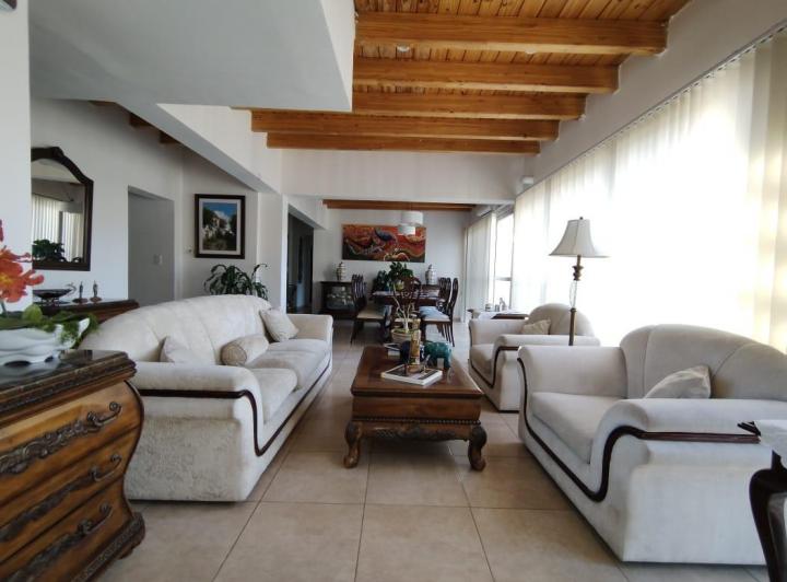 Casa · 281m² · 5 Ambientes · 2 Cocheras
