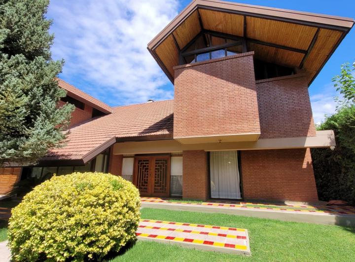 Casa · 681m² · 12 Ambientes · 2 Cocheras