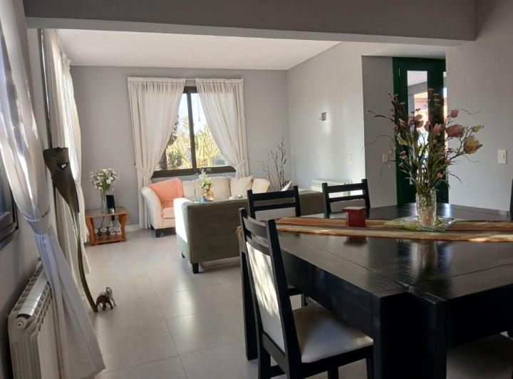Casa · 350m² · 9 Ambientes · 2 Cocheras