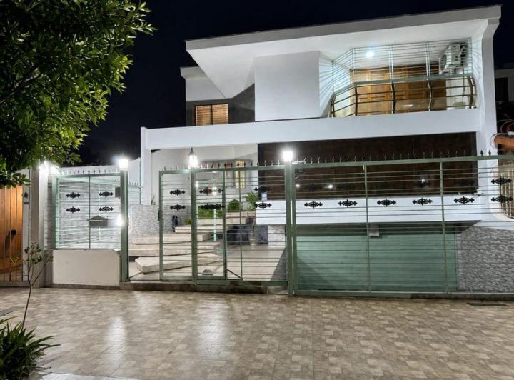 Casa · 250m² · 1 Ambiente · 2 Cocheras