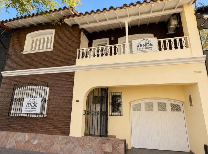 Casa · 220m² · 5 Ambientes · 1 Cochera