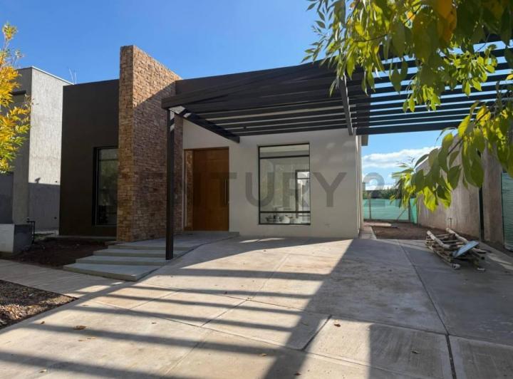 Casa · 160m² · 5 Ambientes · 2 Cocheras