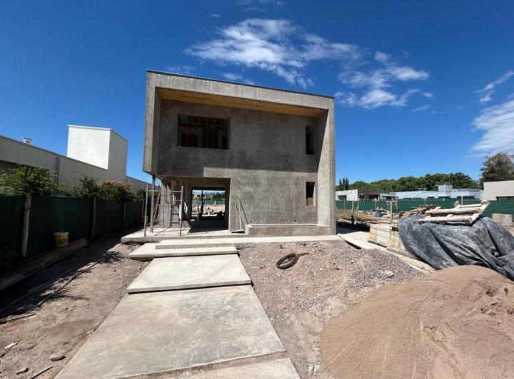 Casa · 190m² · 4 Ambientes · 2 Cocheras