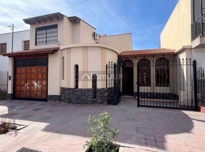 Casa · 171m² · 6 Ambientes · 2 Cocheras