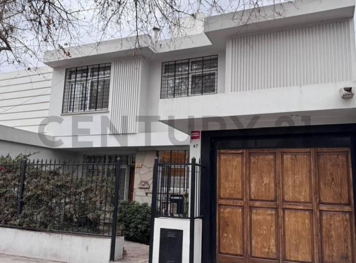 Casa · 220m² · 5 Dormitorios · 2 Cocheras
