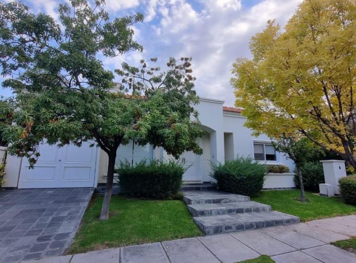 Casa · 250m² · 3 Dormitorios · 4 Cocheras