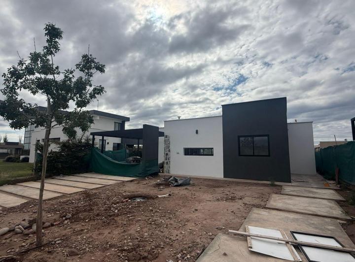 Casa · 175m² · 3 Dormitorios · 2 Cocheras