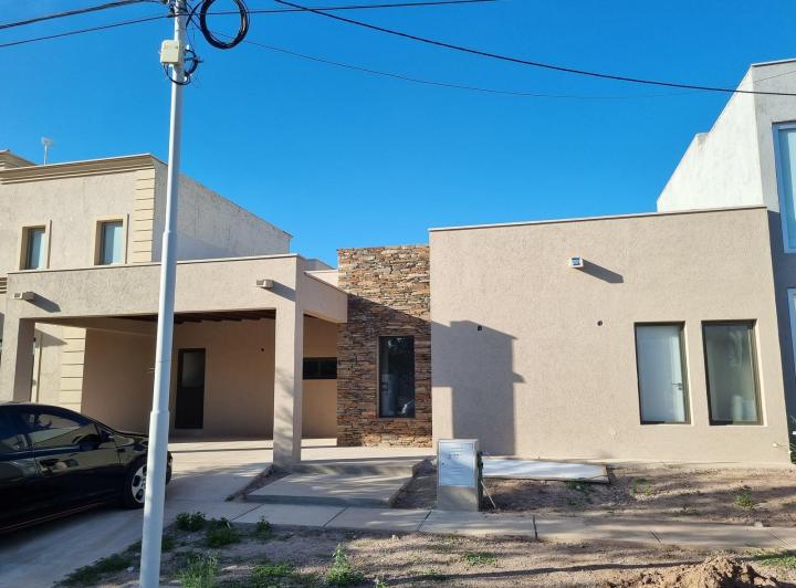 Casa · 130m² · 5 Ambientes · 2 Cocheras