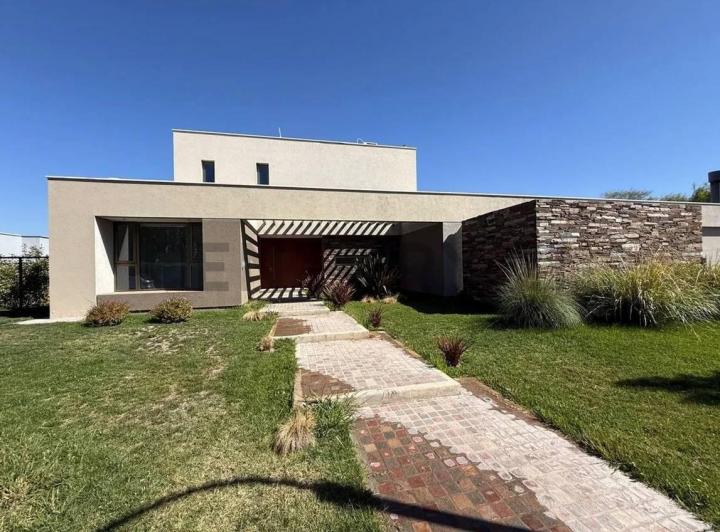 Casa · 493m² · 5 Ambientes · 2 Cocheras