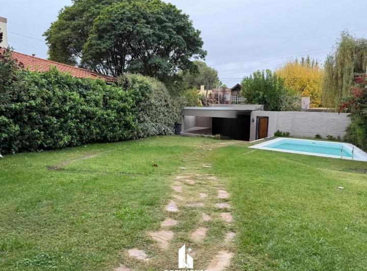 Casa · 220m² · 3 Dormitorios · 2 Cocheras