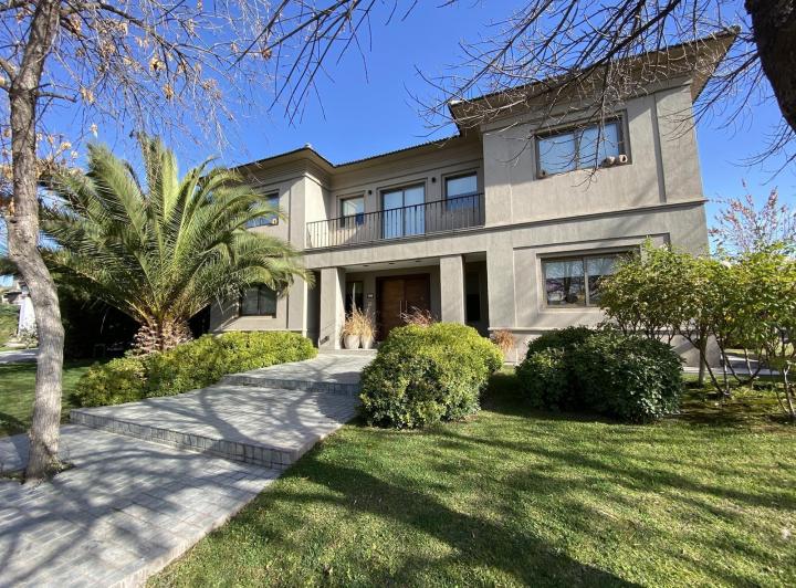Casa · 609m² · 20 Ambientes · 2 Cocheras