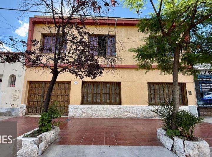 Casa · 196m² · 6 Ambientes · 1 Cochera
