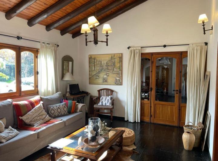 Casa · 300m² · 6 Ambientes · 3 Cocheras