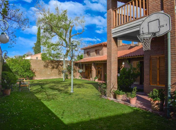 Casa · 689m² · 29 Ambientes · 4 Cocheras