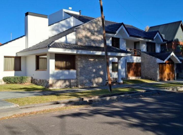 Casa · 350m² · 4 Ambientes · 3 Cocheras