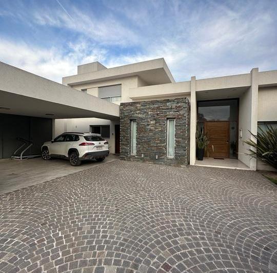 Casa · 600m² · 6 Ambientes · 2 Cocheras