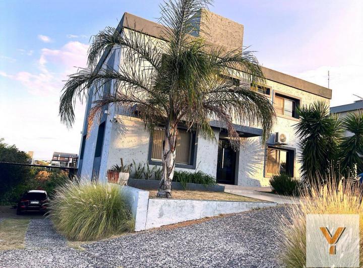 Casa · 500m² · 8 Ambientes · 4 Cocheras