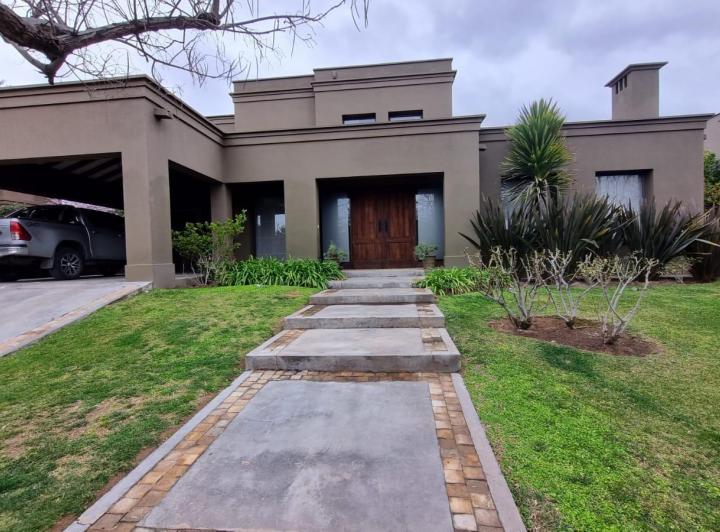 Casa · 1200m² · 6 Ambientes · 2 Cocheras