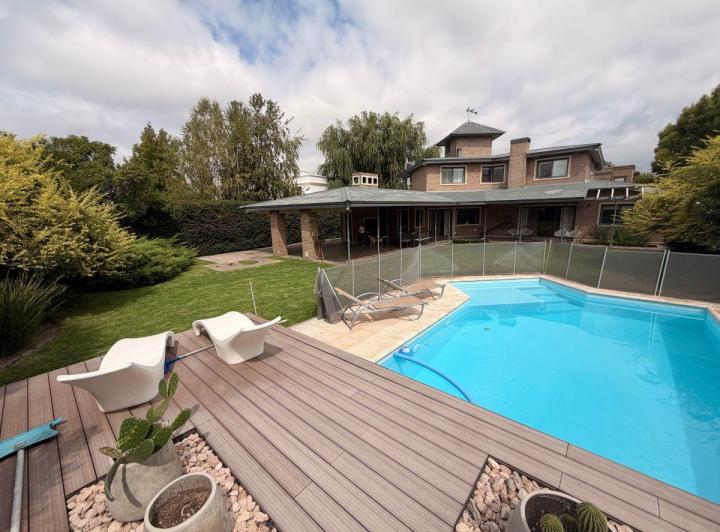 Casa · 445m² · 5 Ambientes · 2 Cocheras