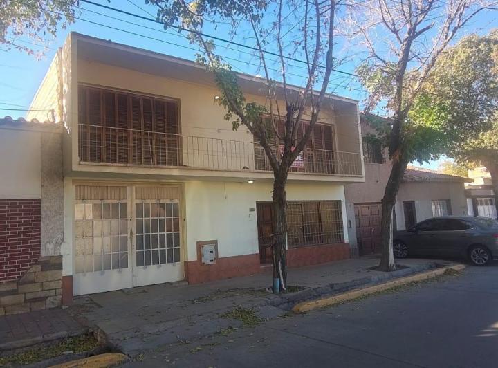 Casa · 241m² · 5 Ambientes · 2 Cocheras