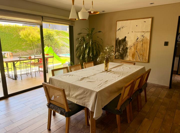 Casa · 250m² · 6 Ambientes · 2 Cocheras