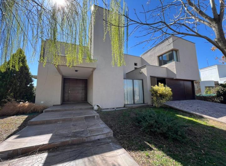 Casa · 470m² · 7 Ambientes · 3 Cocheras