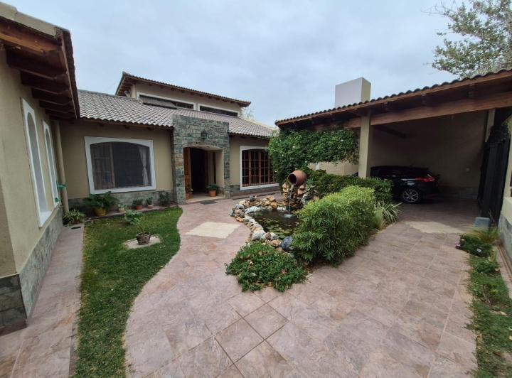 Casa · 300m² · 4 Dormitorios · 2 Cocheras